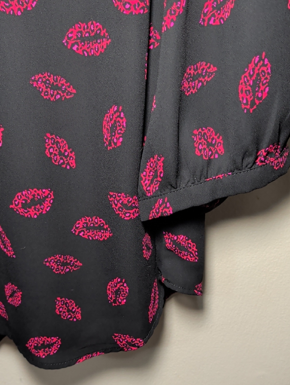 Torrid Georgette Bow Tie Blouse Black + Pink Lips Print Office Women's Size 2x - Picture 4 of 5